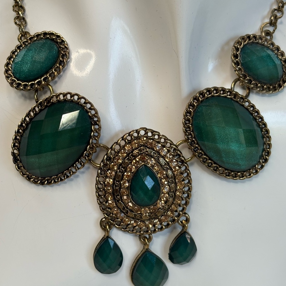 Elegant Green and Gold Statement Necklace - Picture 2 of 6